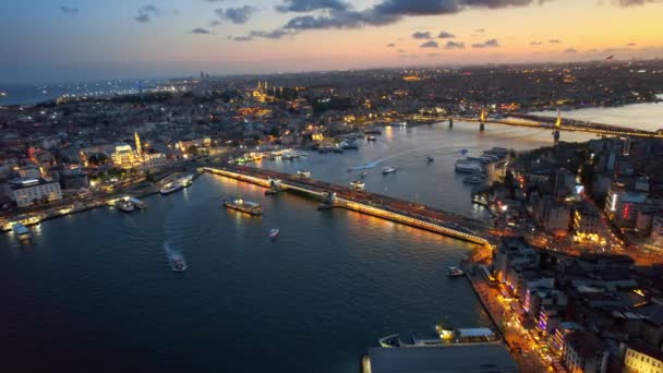 土耳其 伊斯坦布尔的无人驾驶飞机在日落时的景象 金角湾水道上的多座住宅建筑 清真寺 Galata桥和地铁桥 有多艘漂浮的船只 — 图库视频影像