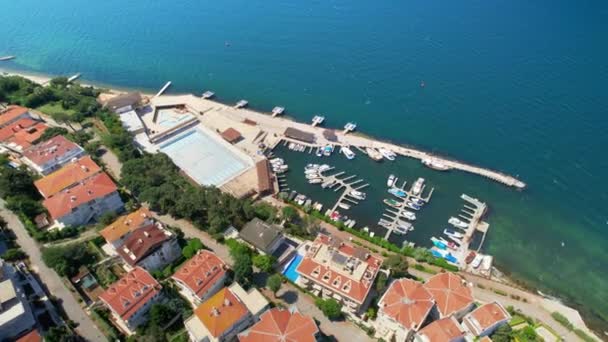 トルコのキナリアダの空中ドローンビュー Marmara海の海岸に位置する海港と住宅 — ストック動画