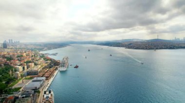 İstanbul, Türkiye 'nin insansız hava aracı görüntüsü. Yüzen gemileri, konut binaları, camileri, şehirleri olan Boğaz.