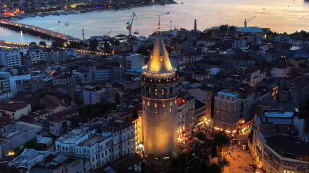 터키의 무인기로 이스탄불을 수있습니다 갈라타 나이트 라이트 주변의 주거용 — 비디오