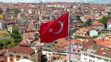 İstanbul, Türkiye 'nin insansız hava aracı görüntüsü. Arka planda birden fazla bina bulunan ulusal bayrak, yeşillik