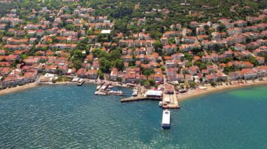 Kinaliada, Türkiye 'nin hava aracı görüntüsü. Marmara Denizi kıyısındaki deniz limanı ve konut binaları