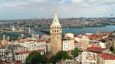 İstanbul, Türkiye 'nin insansız hava aracı görüntüsü. Galata Kulesi 'nin etrafındaki birçok yerleşim yeri, arka plandaki Golden Horn su yolu.