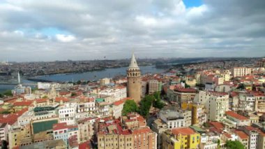 İstanbul, Türkiye 'nin insansız hava aracı görüntüsü. Galata Kulesi 'nin etrafındaki birçok yerleşim yeri, arka plandaki Golden Horn su yolu.