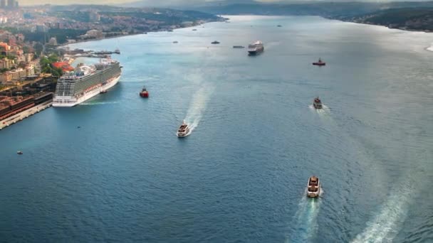 Vista Aérea Drones Istambul Turquia Estreito Bósforo Com Vários Navios — Vídeo de Stock