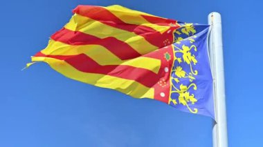 Valencia bayrağı dalgalanıyor. Gökyüzü açık