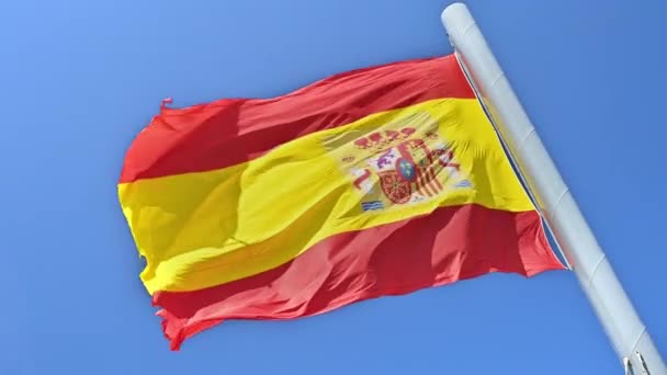 西班牙国旗飘扬 晴朗的天空 — 图库视频影像