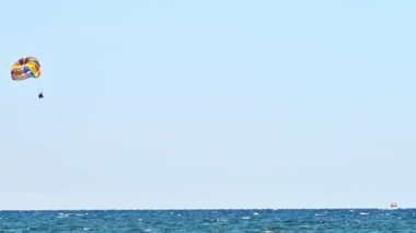 Arka planda Akdeniz, kasaba ve dağ Puig Campana manzarası