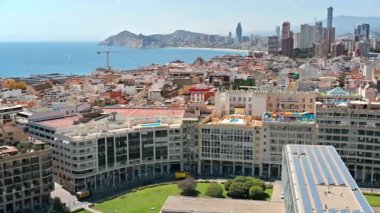 Benidorm, İspanya 'nın panoramik şehir manzarası. Gün batımı gökyüzü