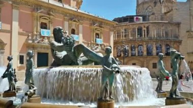 VALENCIA, İSPA - 1 Mayıs 2023 Plaza de la Virgen Meydanı 'ndaki Turia Çeşmesi manzarası