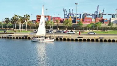 VALENCIA, İSPA - 1 Mayıs 2023: limanın liman bölgesinde tekne. Sokakta trafik vardı.