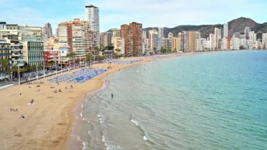 BENIDORM, İspanya - 27 Nisan 2023: Sahil ve şehir manzarası
