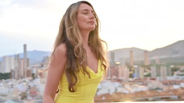 Blond Kaukasisk Kvinna Dansar Benidorm Spanien Panoramautsikt Över Staden Bakgrunden — Stockvideo