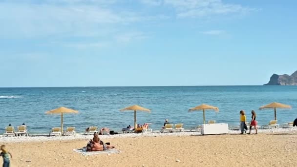 Altea Hiszpania Maj 2023 Ludzie Opalający Się Spacerujący Plaży — Wideo stockowe