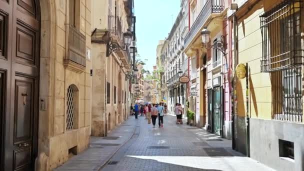 瓦伦西亚 Spain 2023年5月1日 在城市街道上行走的人们 — 图库视频影像