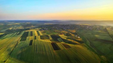 Moldova 'da tepeler ve tarlalarla birlikte doğanın insansız hava aracı görüntüsü. Gün doğumu, altın saat