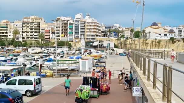 Benidorm Spanien April 2023 Menschen Gehen Der Nähe Des Hafens — Stockvideo