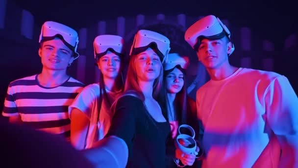 Bir Grup Genç Arkadaş Arenada Sanal Gerçeklik Ekipmanı Kullanırken Selfie — Stok video