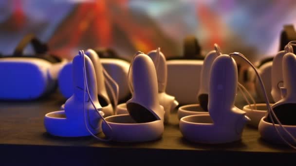 Equipo Realidad Virtual Sobre Una Mesa Auriculares Joysticks — Vídeo de stock