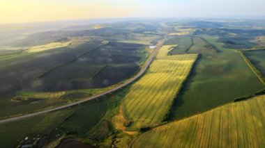 Moldova 'da tepeler ve tarlalarla birlikte doğanın insansız hava aracı görüntüsü. Gün doğumu, altın saat