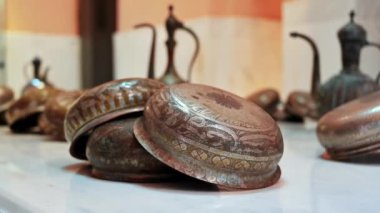 İstanbul, Türkiye 'deki hamam müzesinde klasik boyalı yemeklere yakından bakmak.