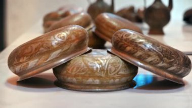 İstanbul, Türkiye 'deki hamam müzesinde klasik boyalı yemeklere yakından bakmak.