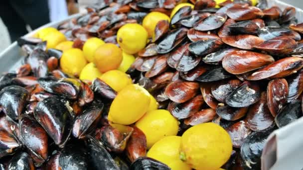 Close View Fresh Mussels Lemons Counter Istanbul Turkey — Stock Video