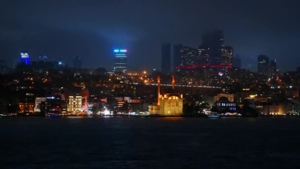 Uitzicht Bosporusbrug Nachts Istanbul Turkije Verlichting Drijvend Schip Rijdend Brugwagons — Stockvideo