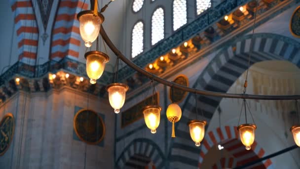 土耳其伊斯坦布尔Suleymaniye清真寺内的灯具近景 油漆墙壁 — 图库视频影像