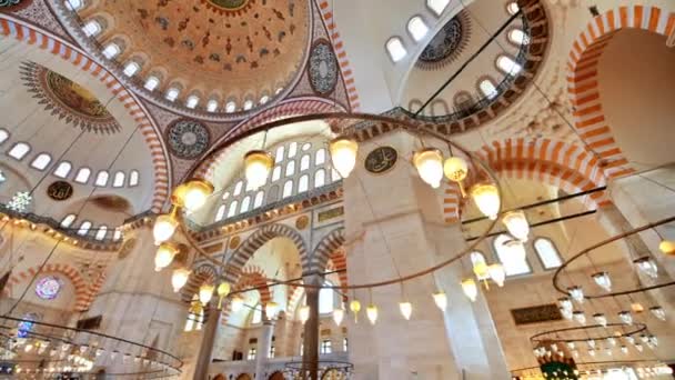 Vista Interior Mezquita Suleymaniye Estambul Turquía Mucha Iluminación Techo Pintado — Vídeos de Stock