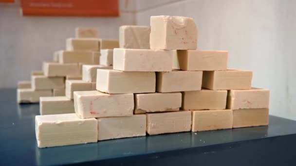 トルコのイスタンブールにあるハマム博物館で手作り石鹸のスタックの近くのビュー — ストック動画
