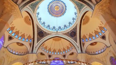 Türkiye 'nin İstanbul kentindeki Camlica Camii' nin iç manzarası. Bir sürü aydınlatma, boyanmış tavan.