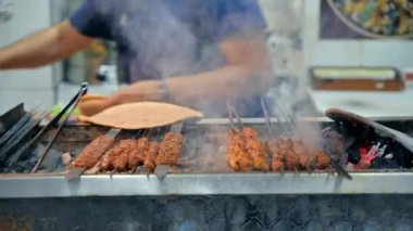 İstanbul, Türkiye sokaklarında ızgarada şiş kebap pişiren bir adamın görüntüsü