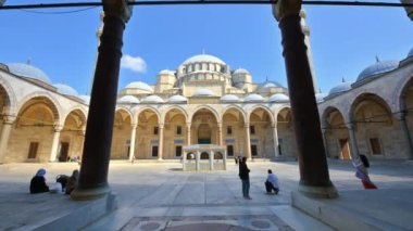 İSTANBUL, TURKEY - 5 Haziran 2023: Süleyman Camii manzarası. Bahçede insanlar ve çeşme var.