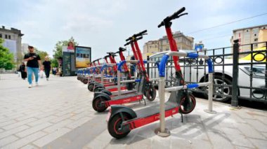 İSTANBUL, TURKEY - 5 HAZİRAN 2023: Birden fazla park halindeki elektrikli paylaşım scooterlarına bak