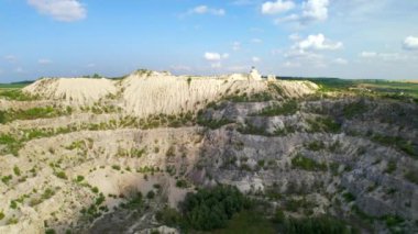 Fetesti 'de bulunan Moldova' nın Küçük İsviçre 'sinin insansız hava aracı görüntüsü. Sıradışı arazileri olan eski kireçtaşı ocağı.