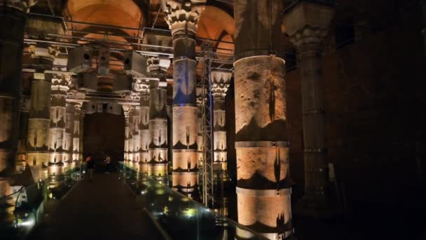 Innenansicht Der Theodosiuszisterne Istanbul Türkei Viele Säulen Dämmerung Mit Beleuchtung — Stockvideo