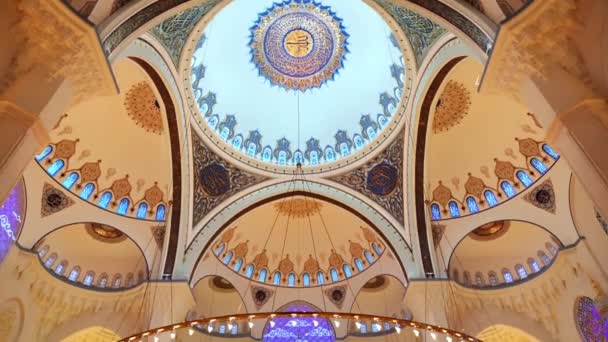 トルコのイスタンブールにあるCamlica Mosqueのインテリアビュー 多くの照明 天井に描かれた — ストック動画