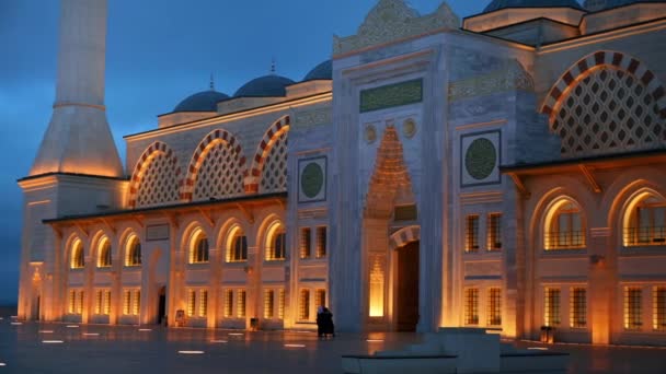 Вид Camlica Fucque Стамбуле Вечером Турция Фасад Белого Камня Подсветка — стоковое видео