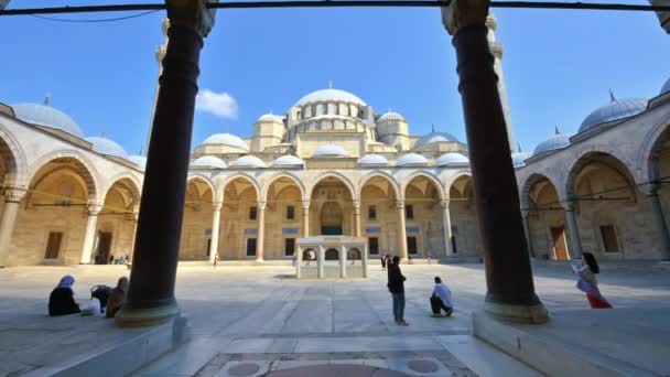 Istanbul Turquía Junio 2023 Vista Mezquita Suleymaniye Patio Con Gente — Vídeos de Stock