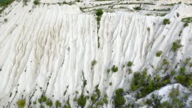 Fetesti 'de bulunan Moldova' nın Küçük İsviçre 'sinin insansız hava aracı görüntüsü. Sıradışı arazileri olan eski kireçtaşı ocağı.