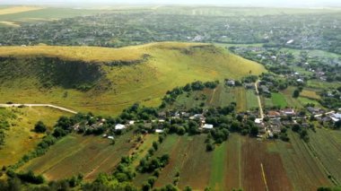 Fetesti, Moldova 'nın hava aracı görüntüsü. Birden fazla konut binası ve yeşilliği olan köy