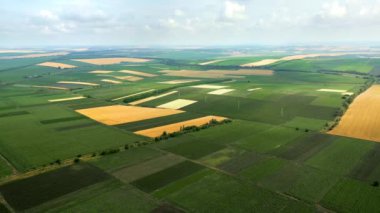Moldova 'daki doğanın insansız hava aracı görüntüsü. Geniş yeşil alanlar, parçalı bulutlu gökyüzü