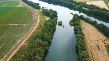 Moldova 'daki doğanın insansız hava aracı görüntüsü. Dniester nehri boyunca yemyeşil ağaçlar ve etrafındaki tarlalar.