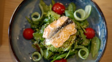 Taze sebzeli ızgara somon balığı salatası.