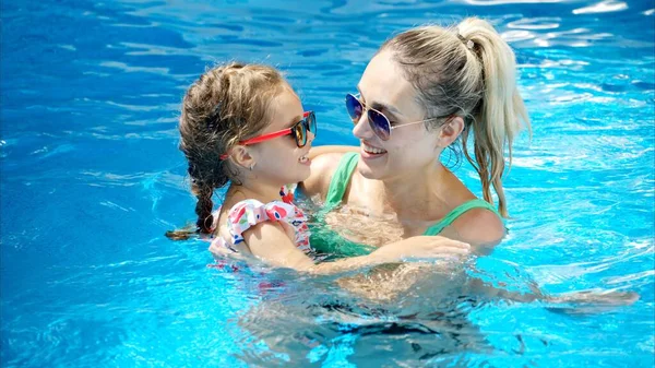 妈妈和女儿夏天在游泳池里休息和游泳 — 图库照片