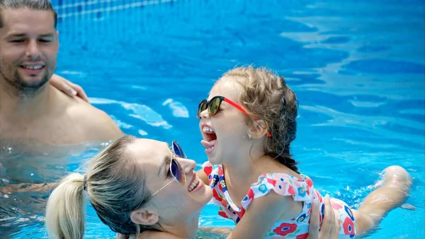 Mutter Und Tochter Ruhen Sich Aus Und Schwimmen Sommer Pool — Stockfoto