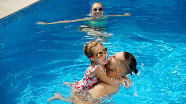 Ojciec Córka Odpoczywają Pływają Latem Basenie — Zdjęcie stockowe
