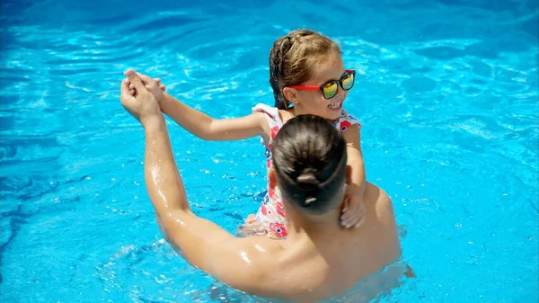 Ojciec Córka Odpoczywają Pływają Latem Basenie — Zdjęcie stockowe