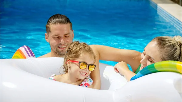Mutter Mit Vater Und Tochter Ruht Und Schwimmt Sommer Pool — Stockfoto